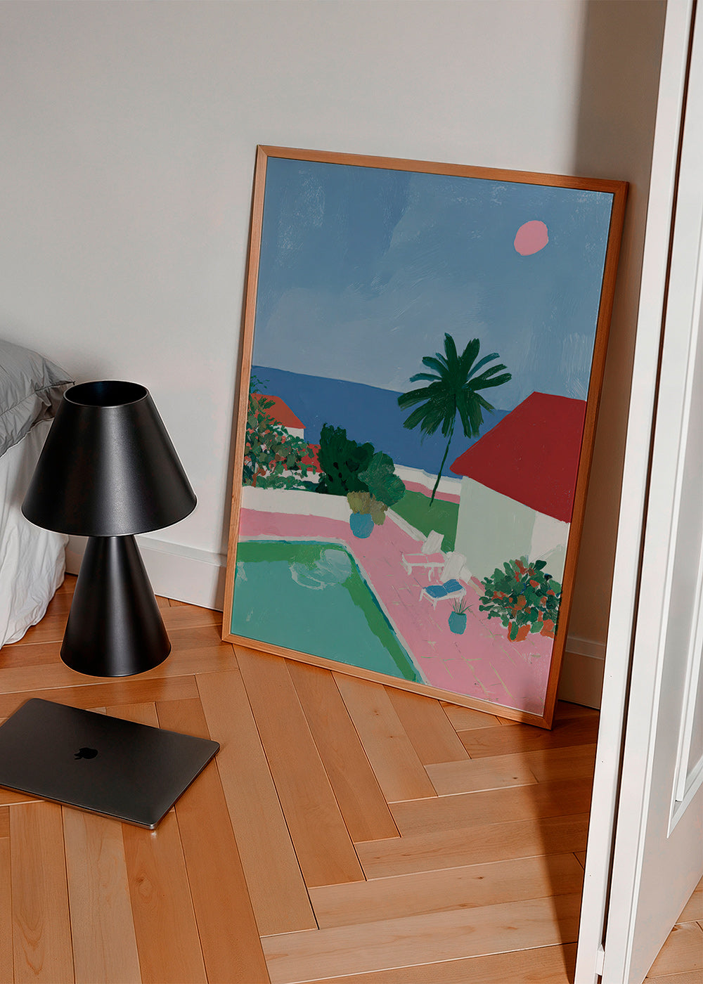 Landschap met zwembad, palmboom en rood dak