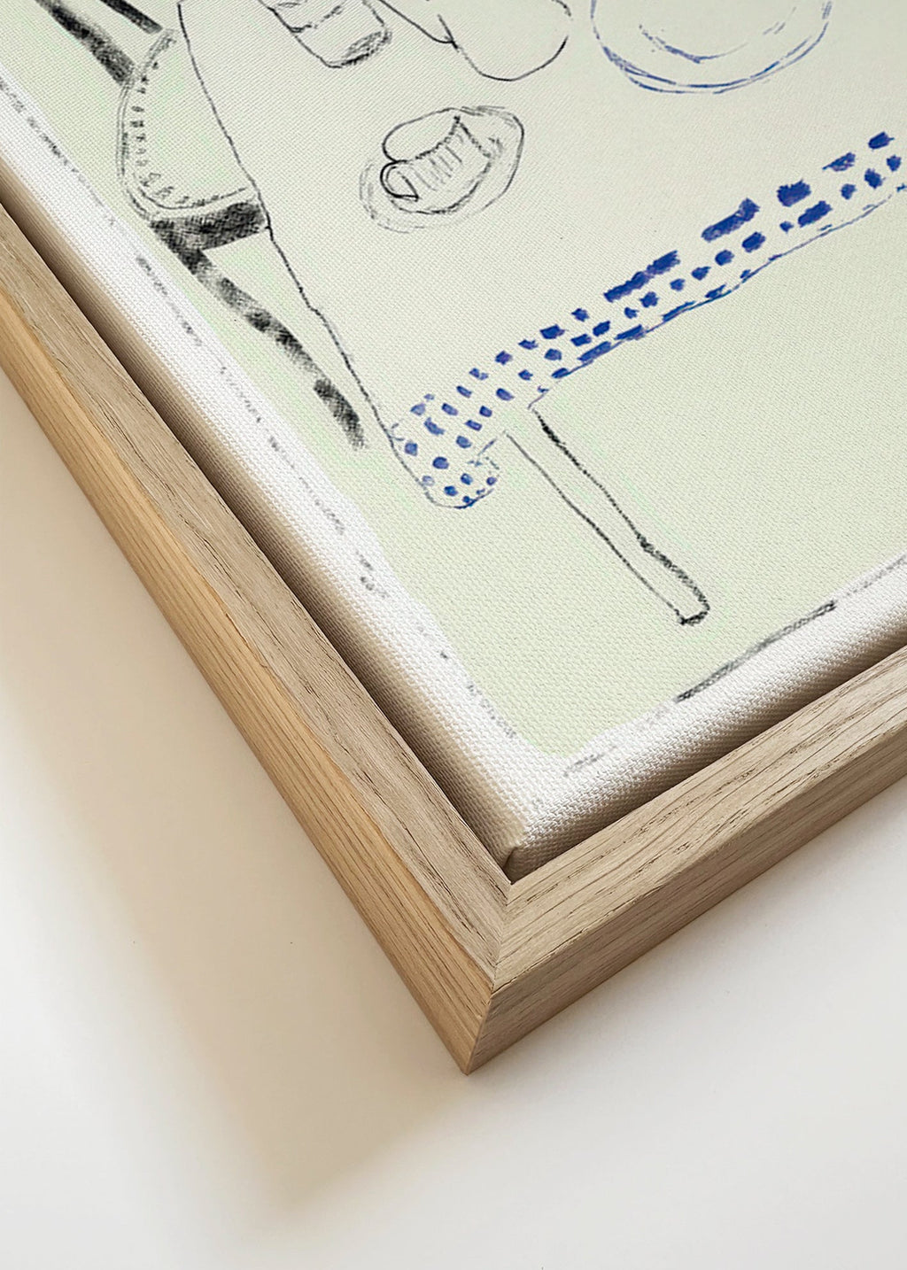 Keuken kunst met blauwe fles en minimalistisch servies