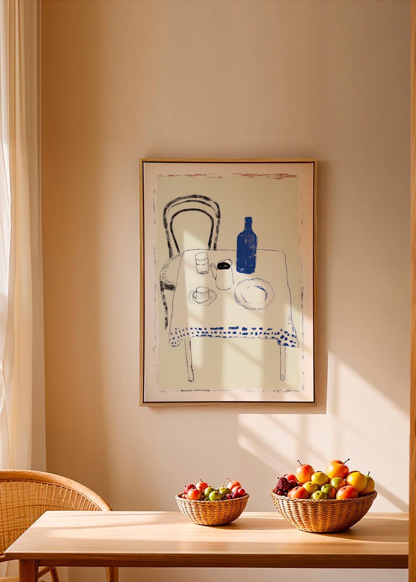 Keuken kunst met blauwe fles en minimalistisch servies