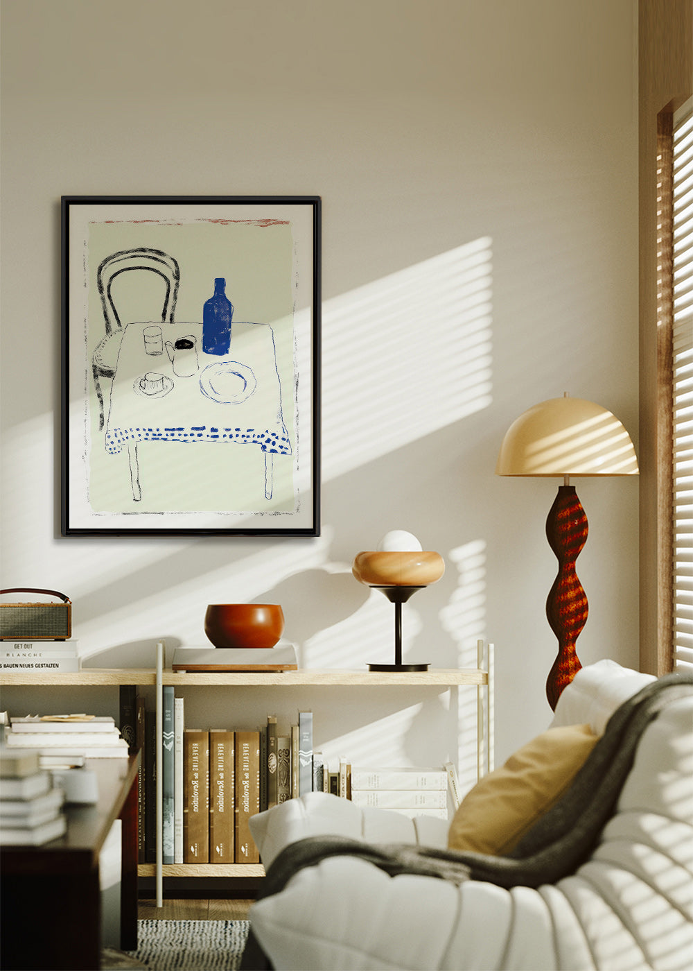 Keuken kunst met blauwe fles en minimalistisch servies
