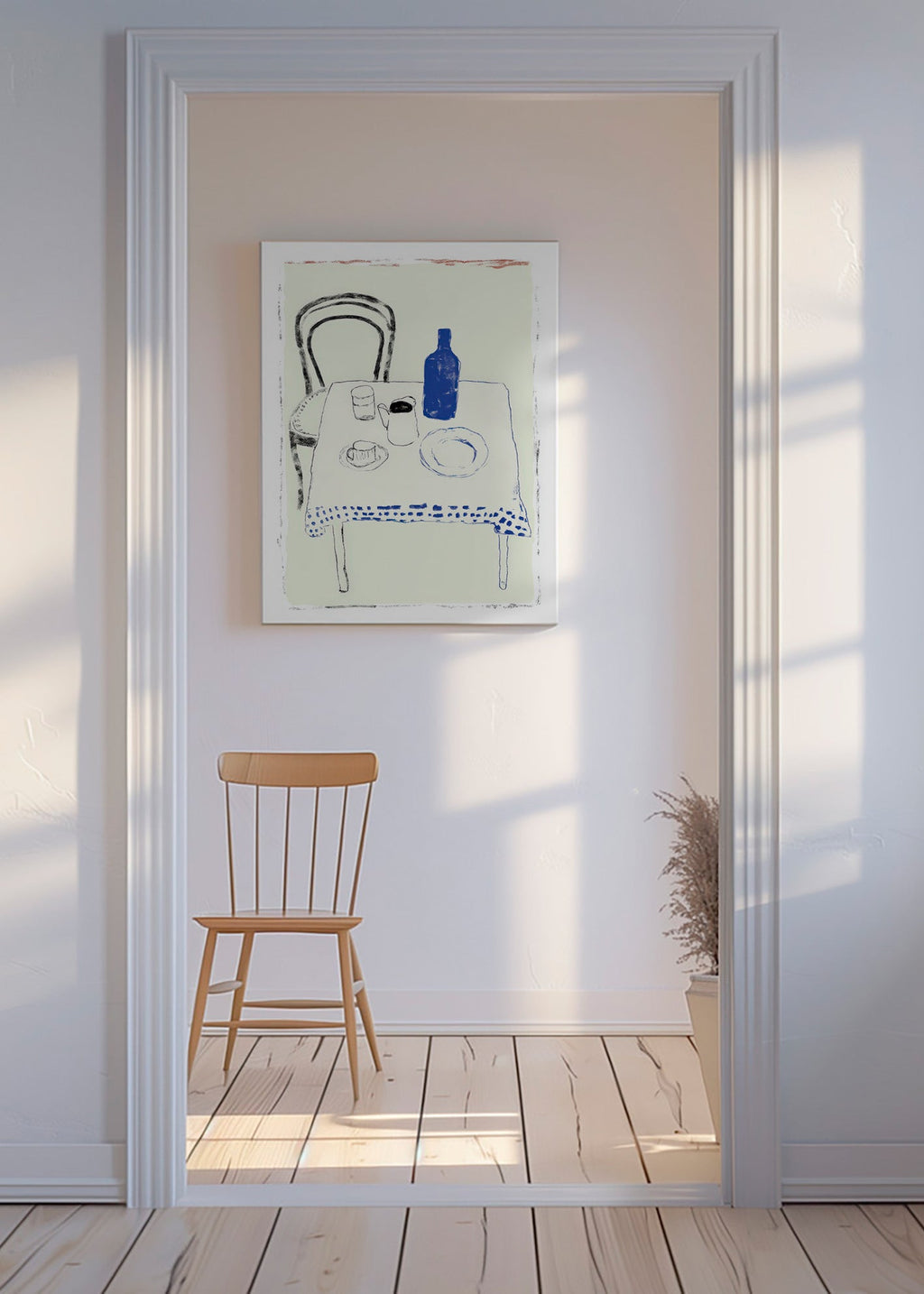 Keuken kunst met blauwe fles en minimalistisch servies
