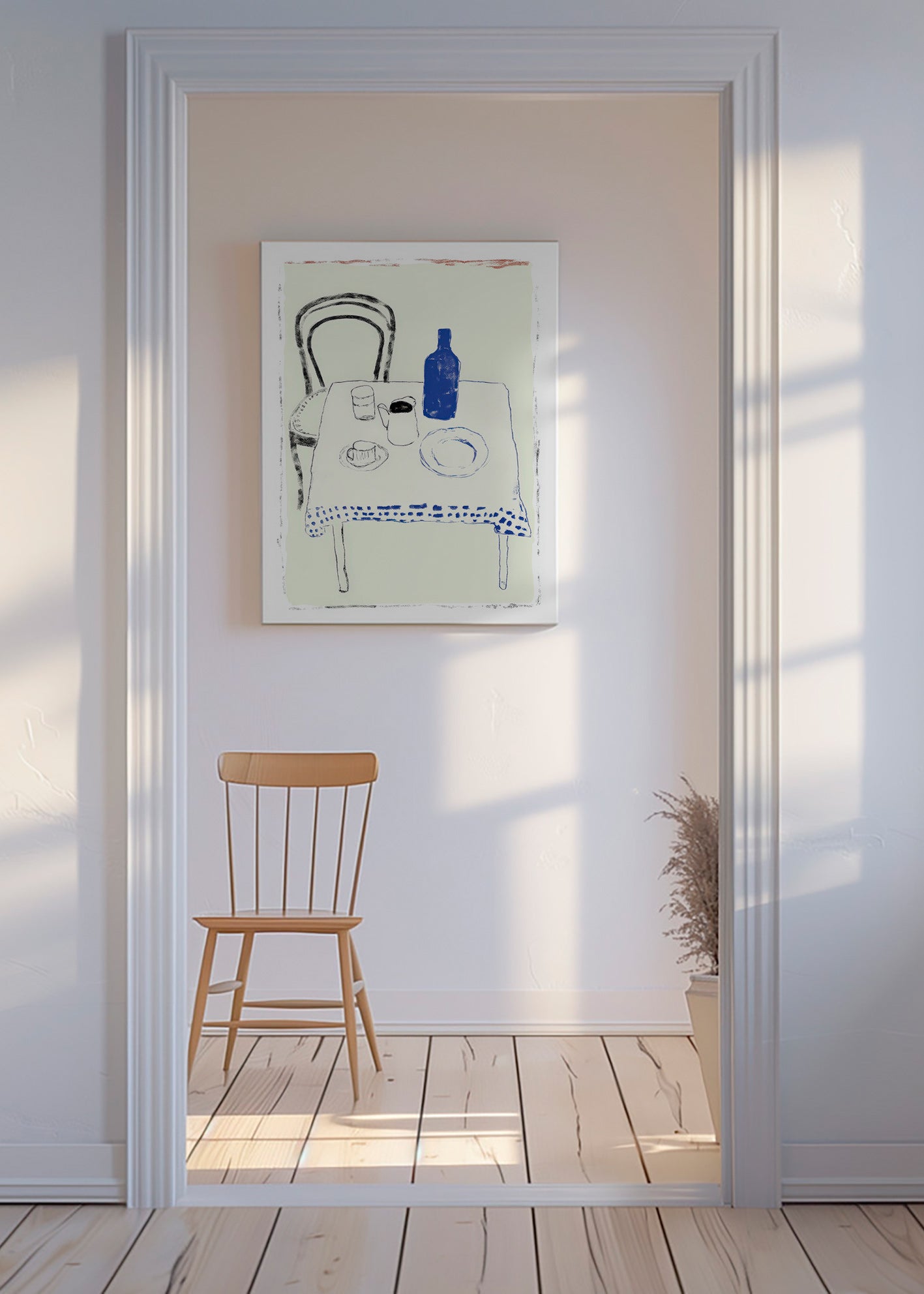 Keuken kunst met blauwe fles en minimalistisch servies