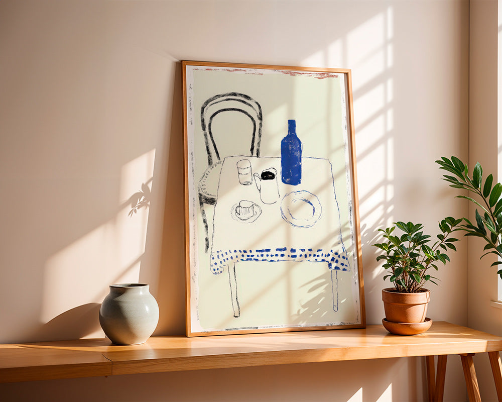 Keuken kunst met blauwe fles en minimalistisch servies