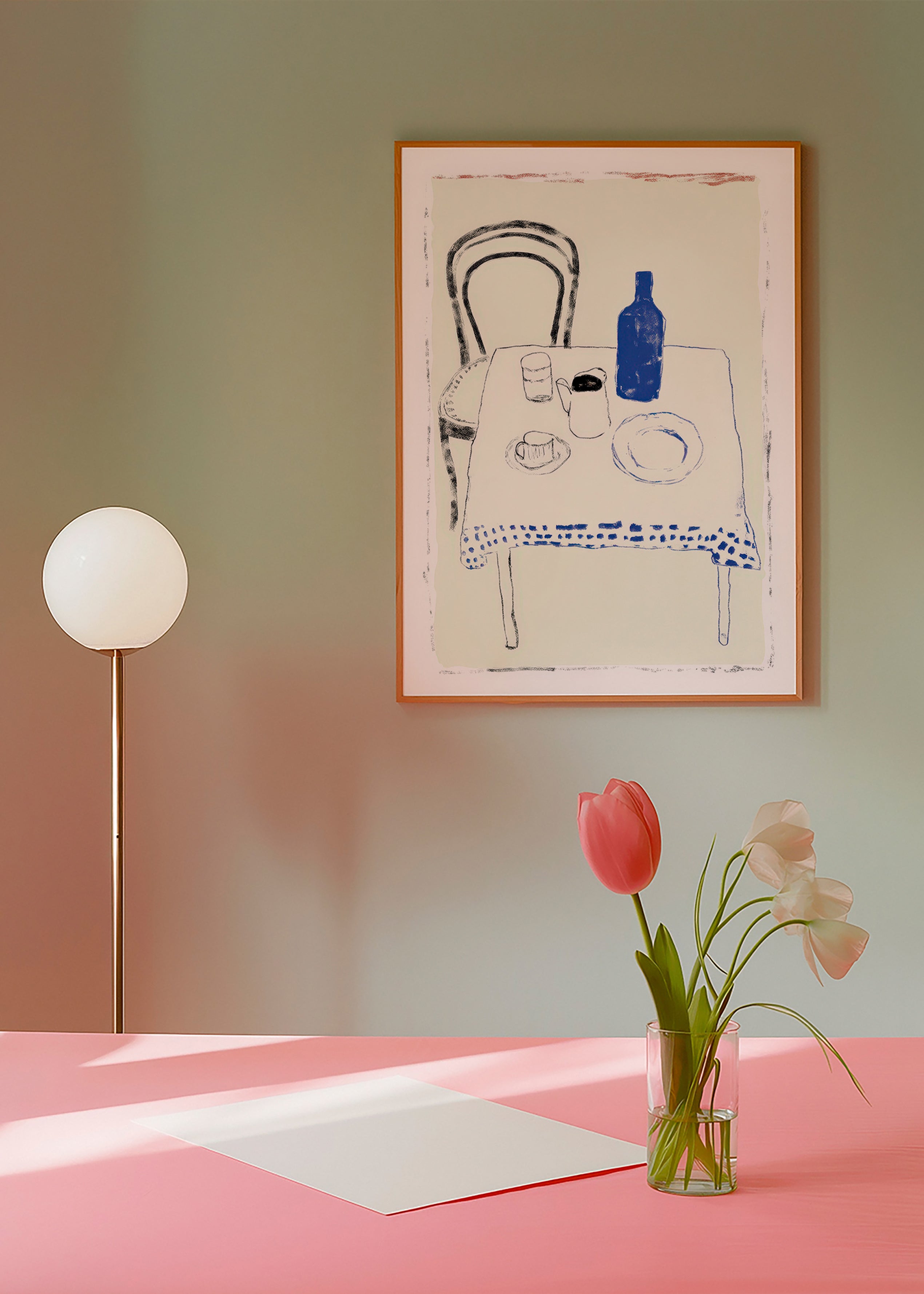 Keuken kunst met blauwe fles en minimalistisch servies