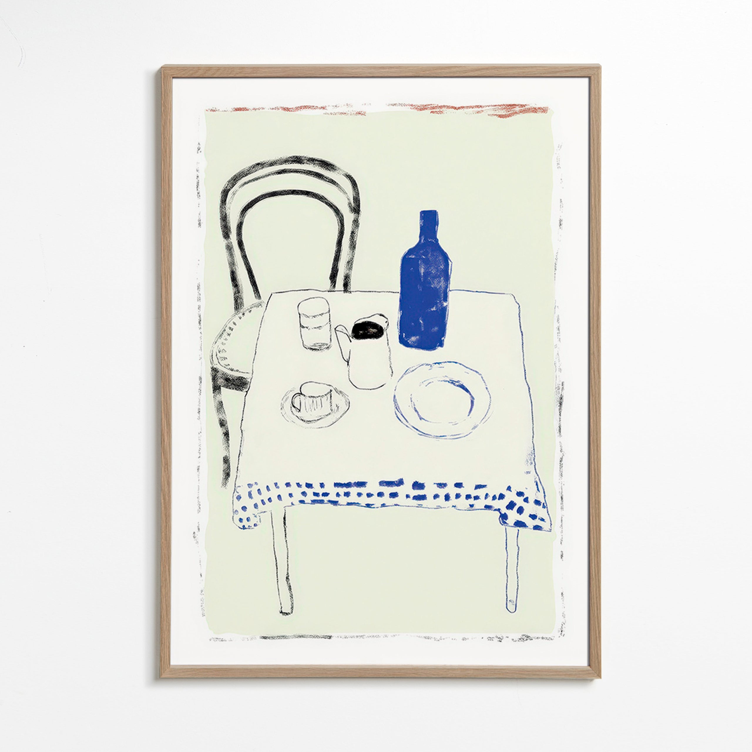 Keuken kunst met blauwe fles en minimalistisch servies