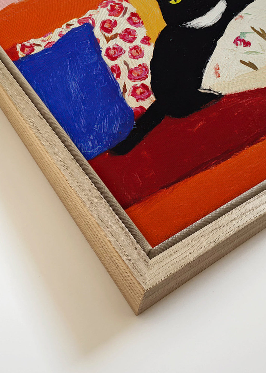Kunstwerk zwarte kat op kleurrijke bank