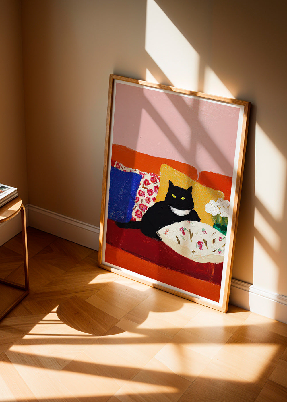 Kunstwerk zwarte kat op kleurrijke bank