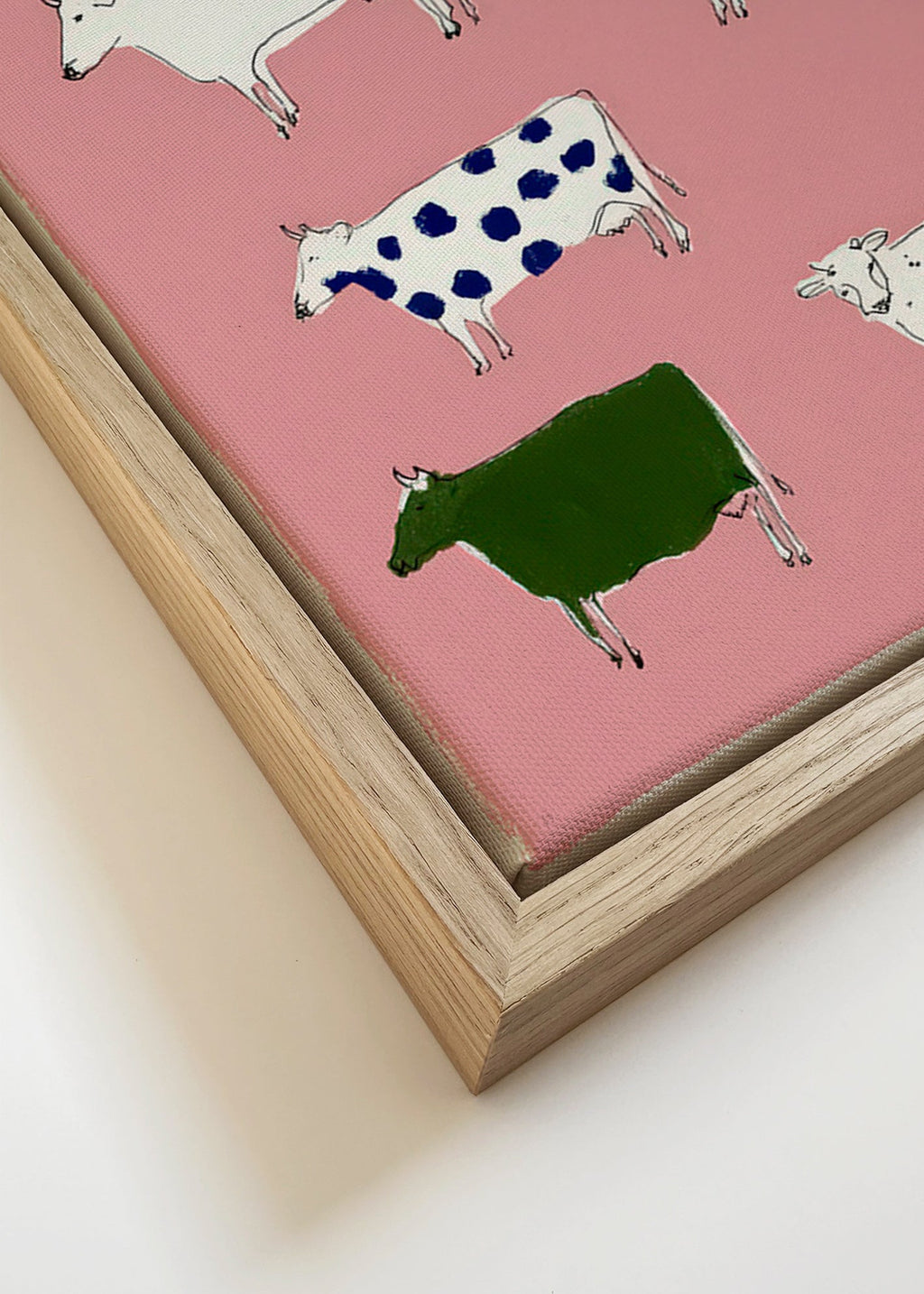 Kunstwerk met speelse koeien op roze achtergrond
