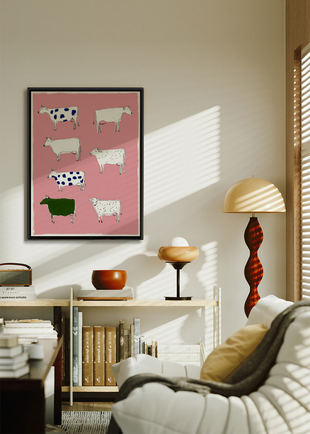 Kunstwerk met speelse koeien op roze achtergrond