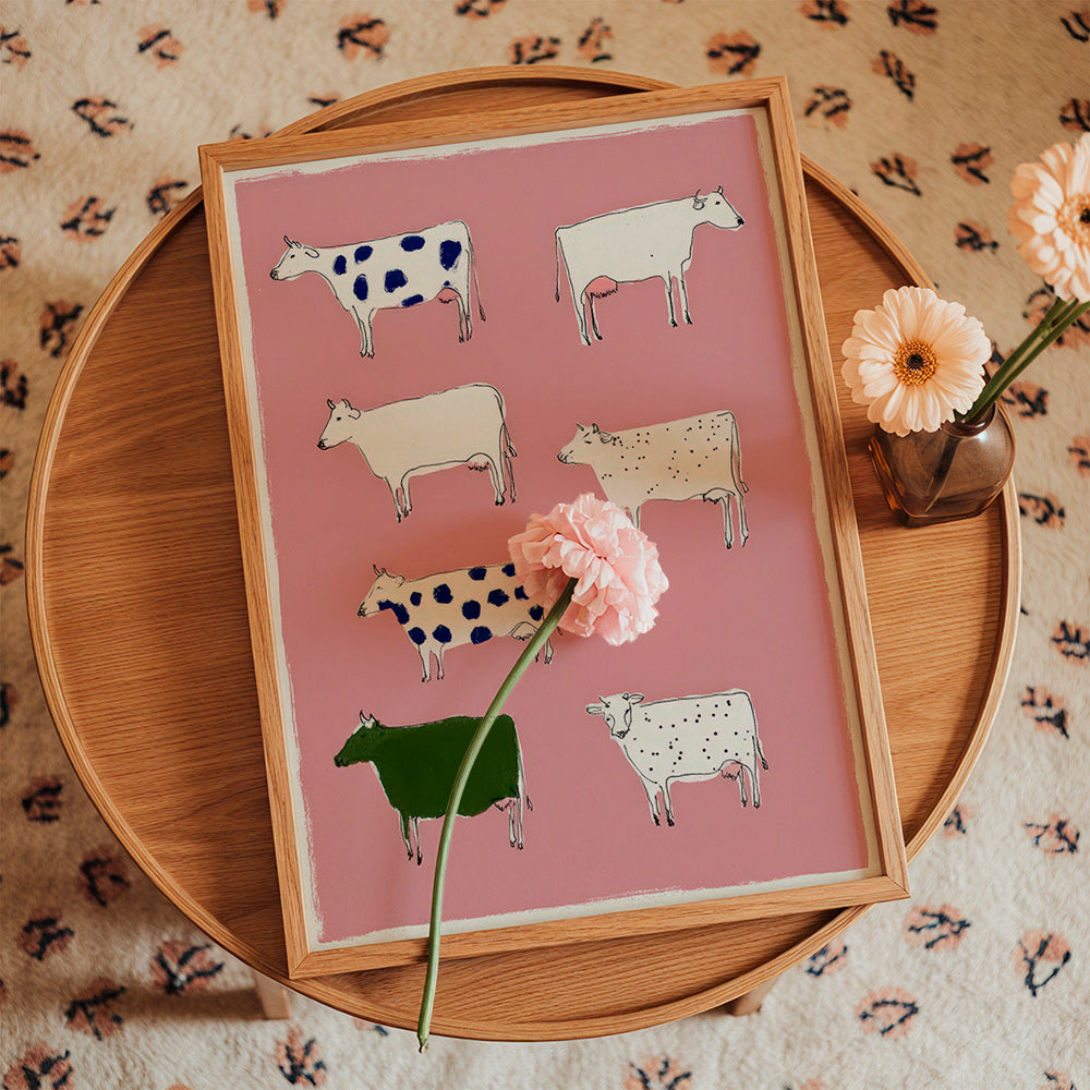 Kunstwerk met speelse koeien op roze achtergrond