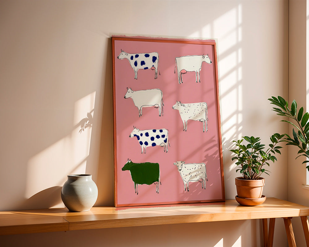 Kunstwerk met speelse koeien op roze achtergrond