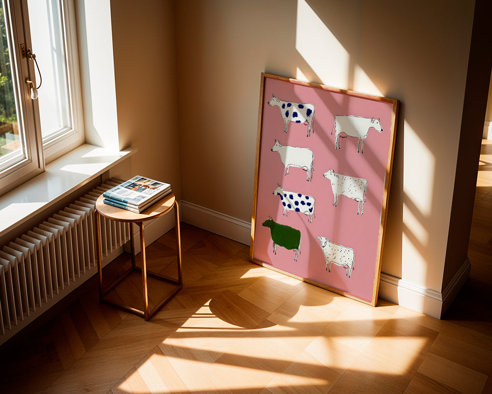 Kunstwerk met speelse koeien op roze achtergrond