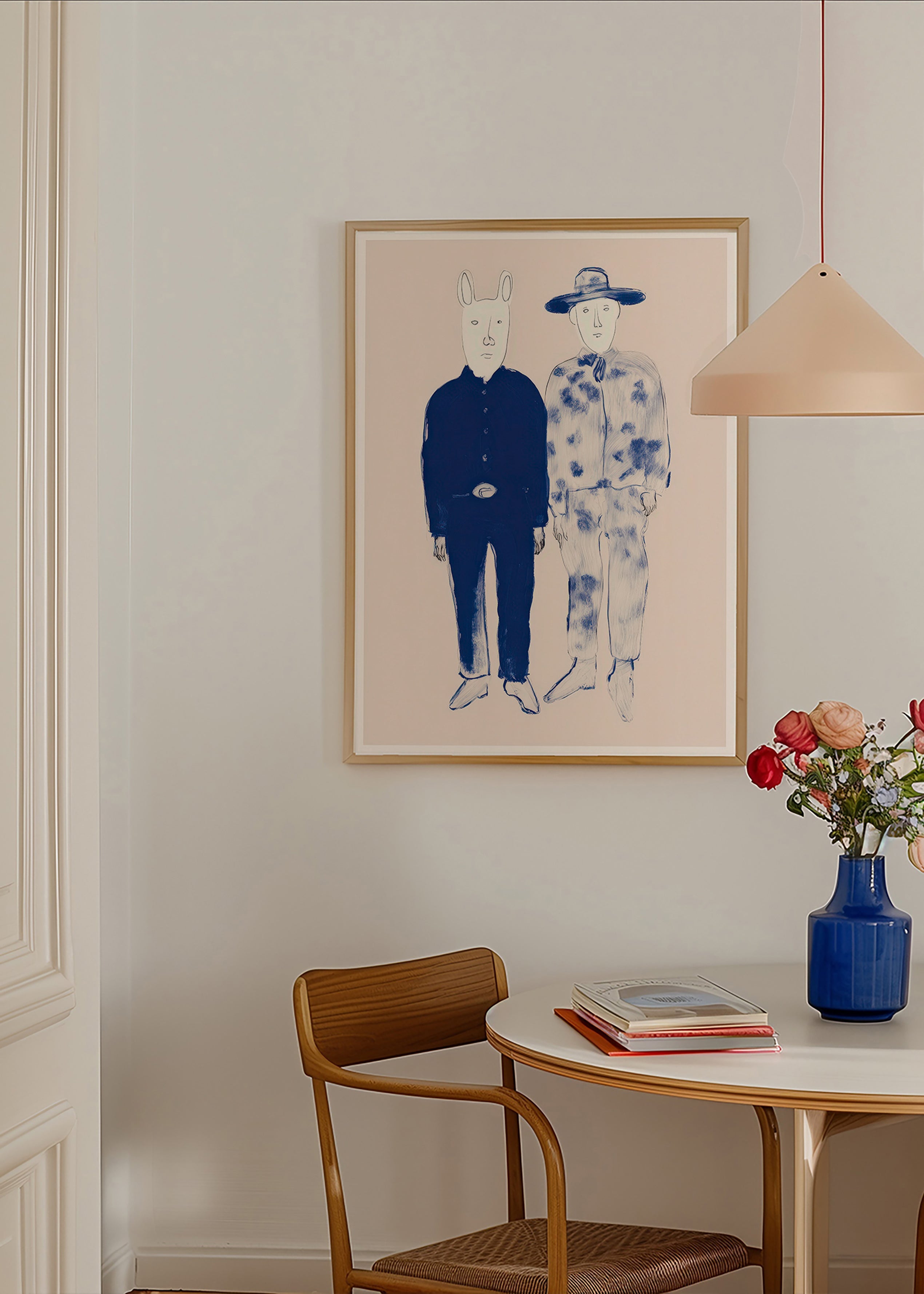 Illustratie van twee figuren met konijn in blauwe ink