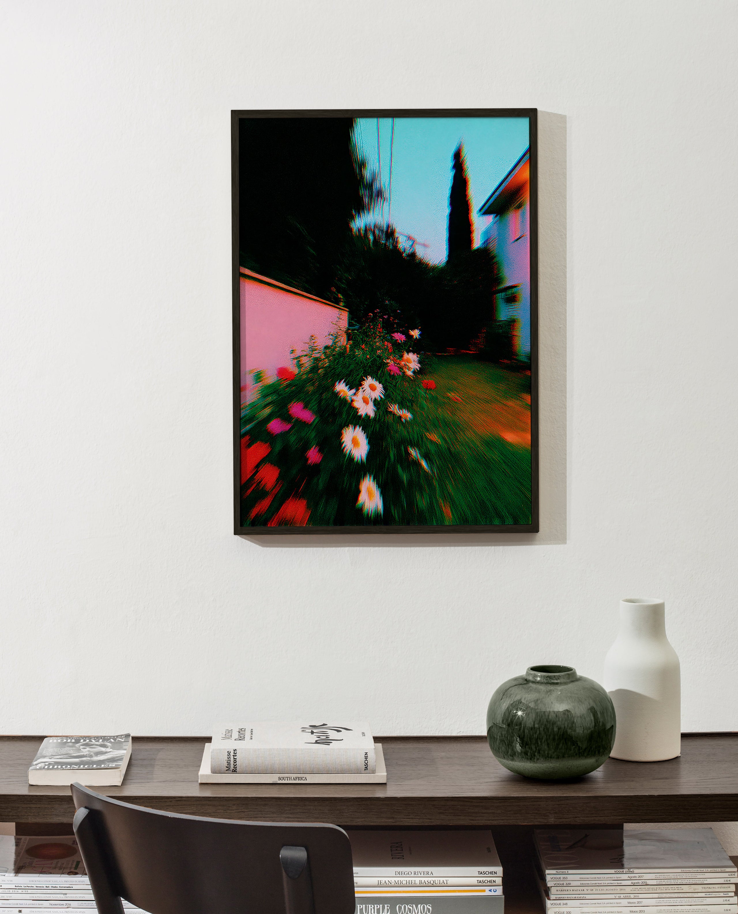 Botanische poster met vaag tuinbeeld en madeliefjes
