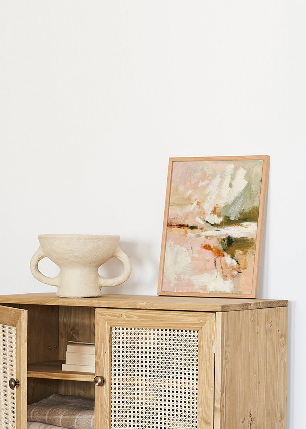 Abstract kunst met zachte bloembladen en penseelgebaar