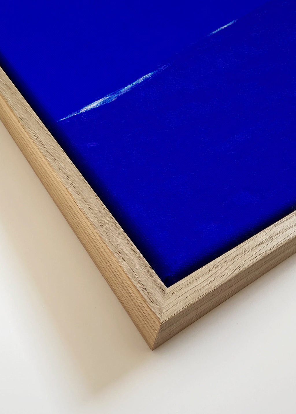 Blauw abstract kunstwerk met subtiele horizon