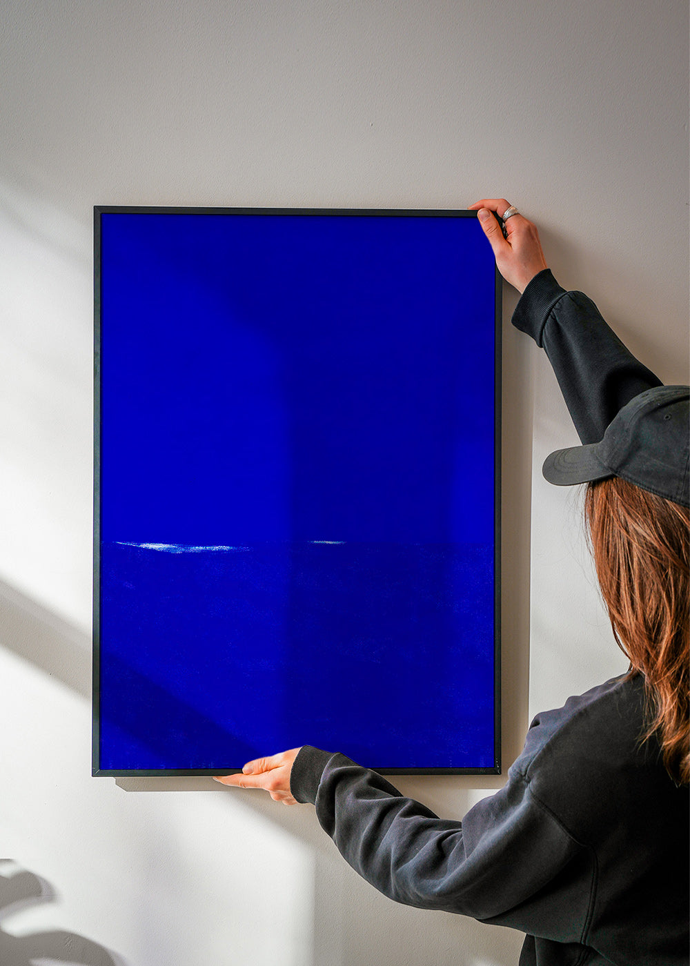 Blauw abstract kunstwerk met subtiele horizon