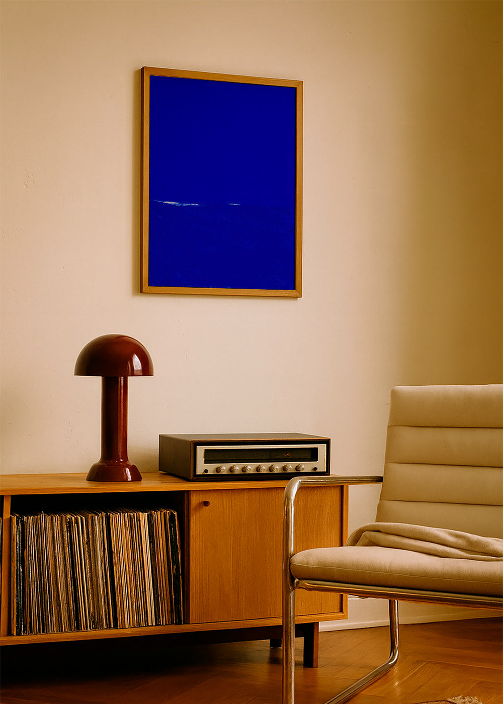 Blauw abstract kunstwerk met subtiele horizon