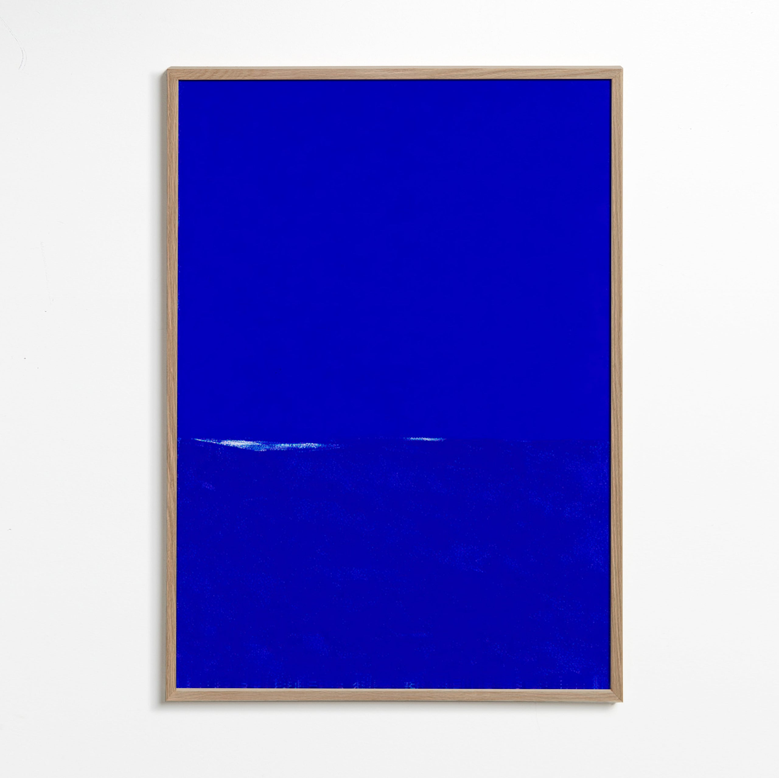 Blauw abstract kunstwerk met subtiele horizon