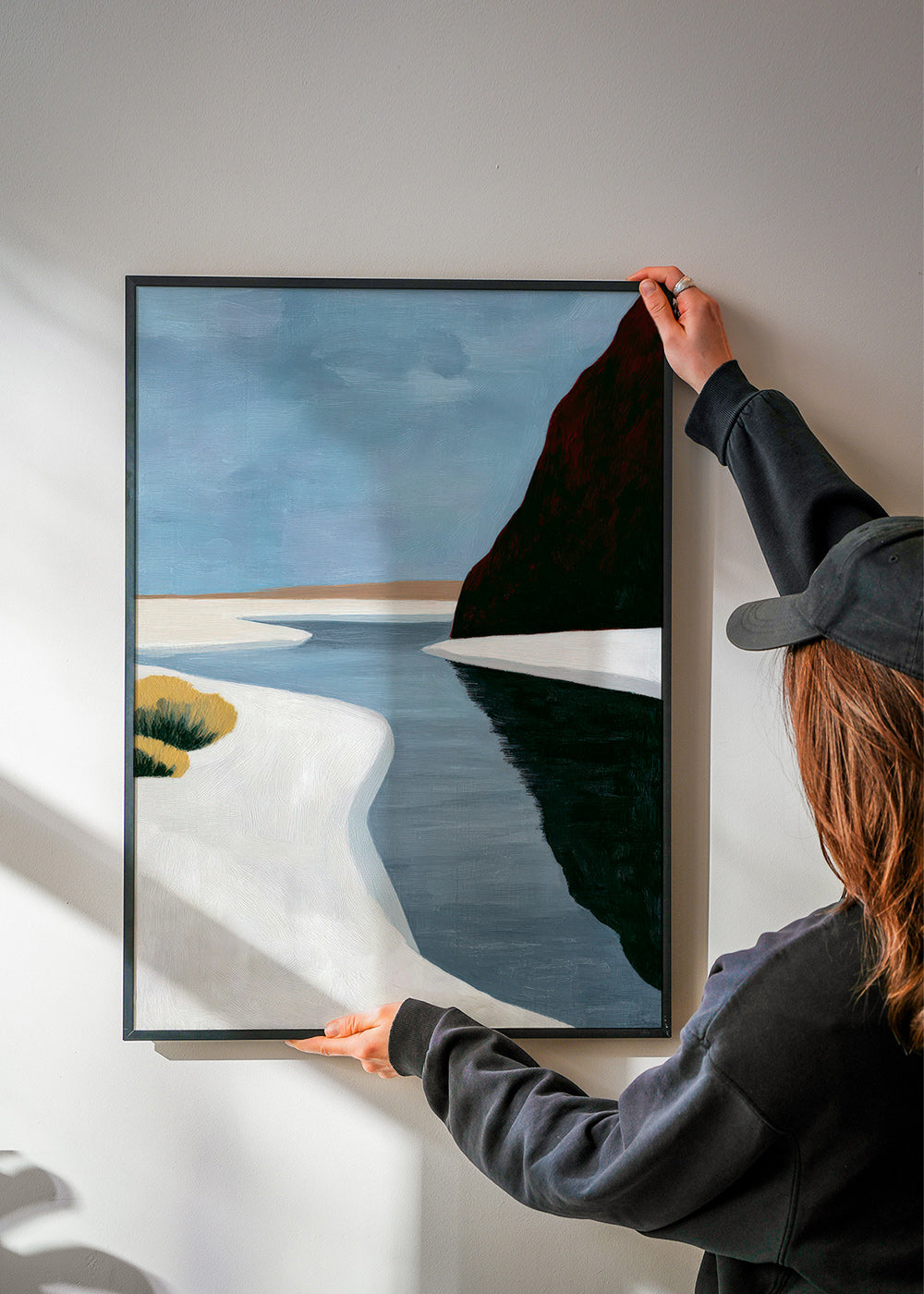 Landschap kunst: minimalistisch estuarium met donkere klif