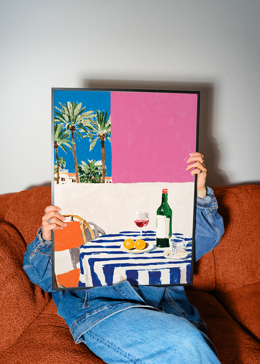 Keuken kunst met gestreept tafel, wijn en palmbomen
