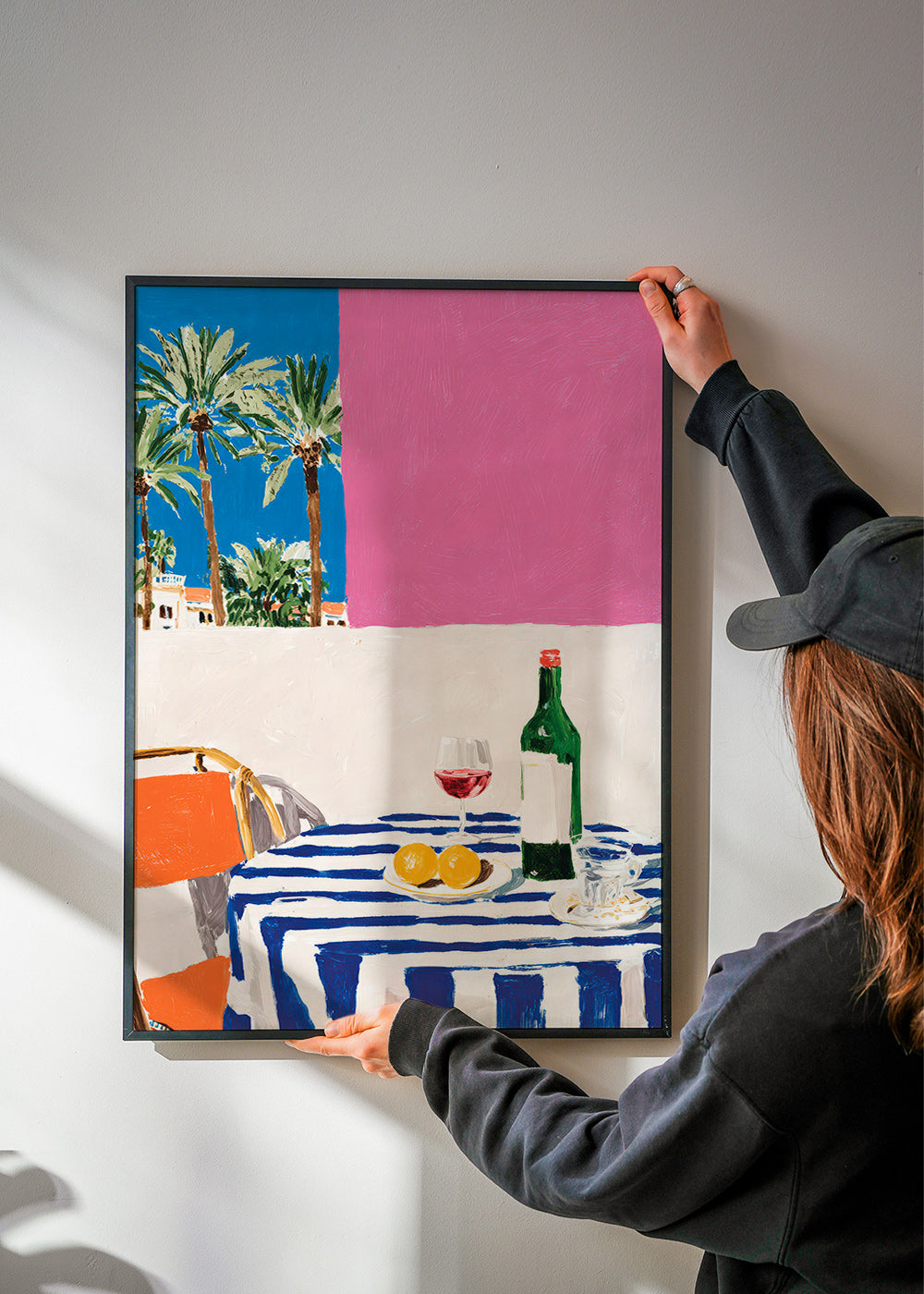 Keuken kunst met gestreept tafel, wijn en palmbomen