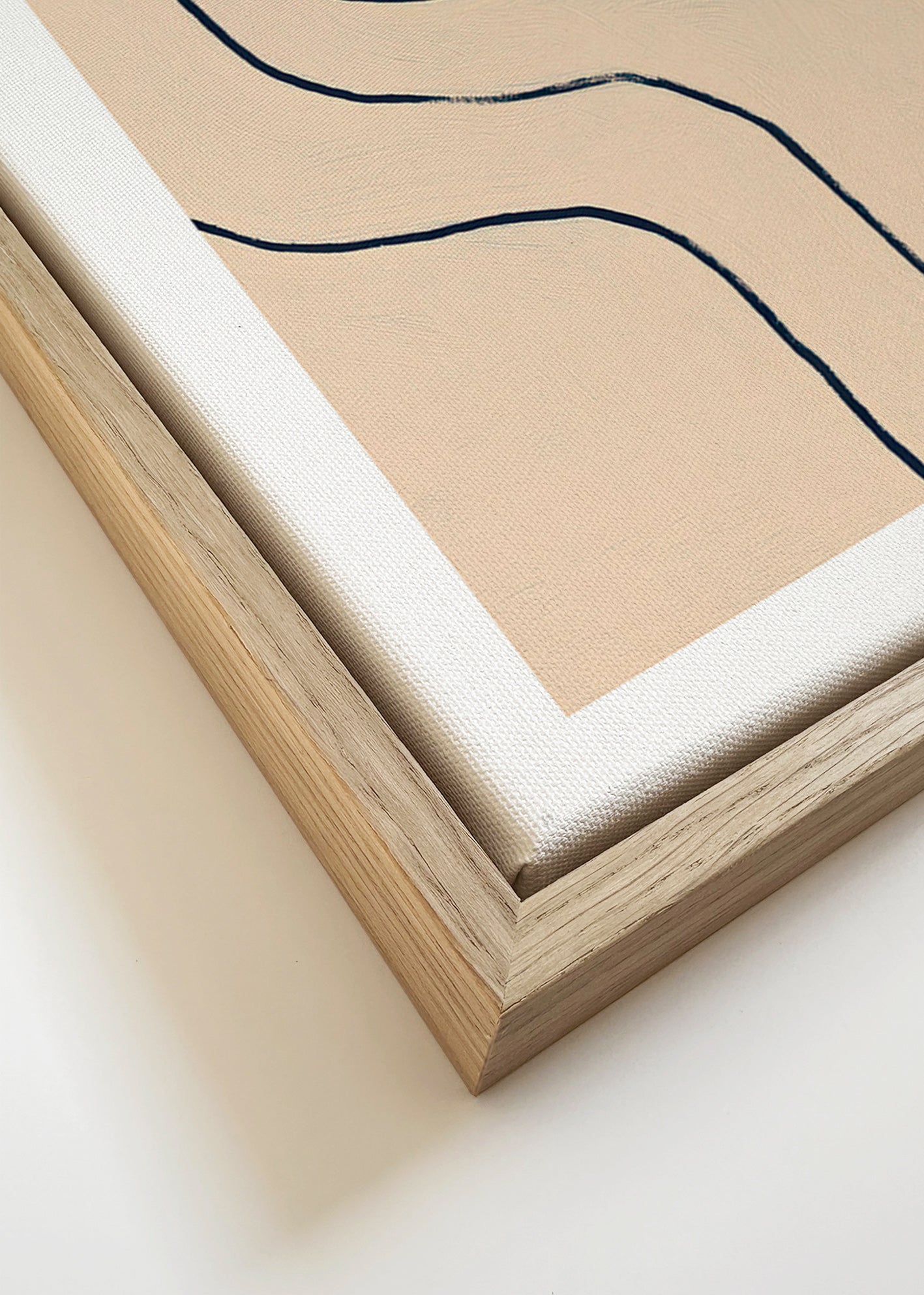 Minimalistisch kunstwerk met vloeiende lijnen op beige
