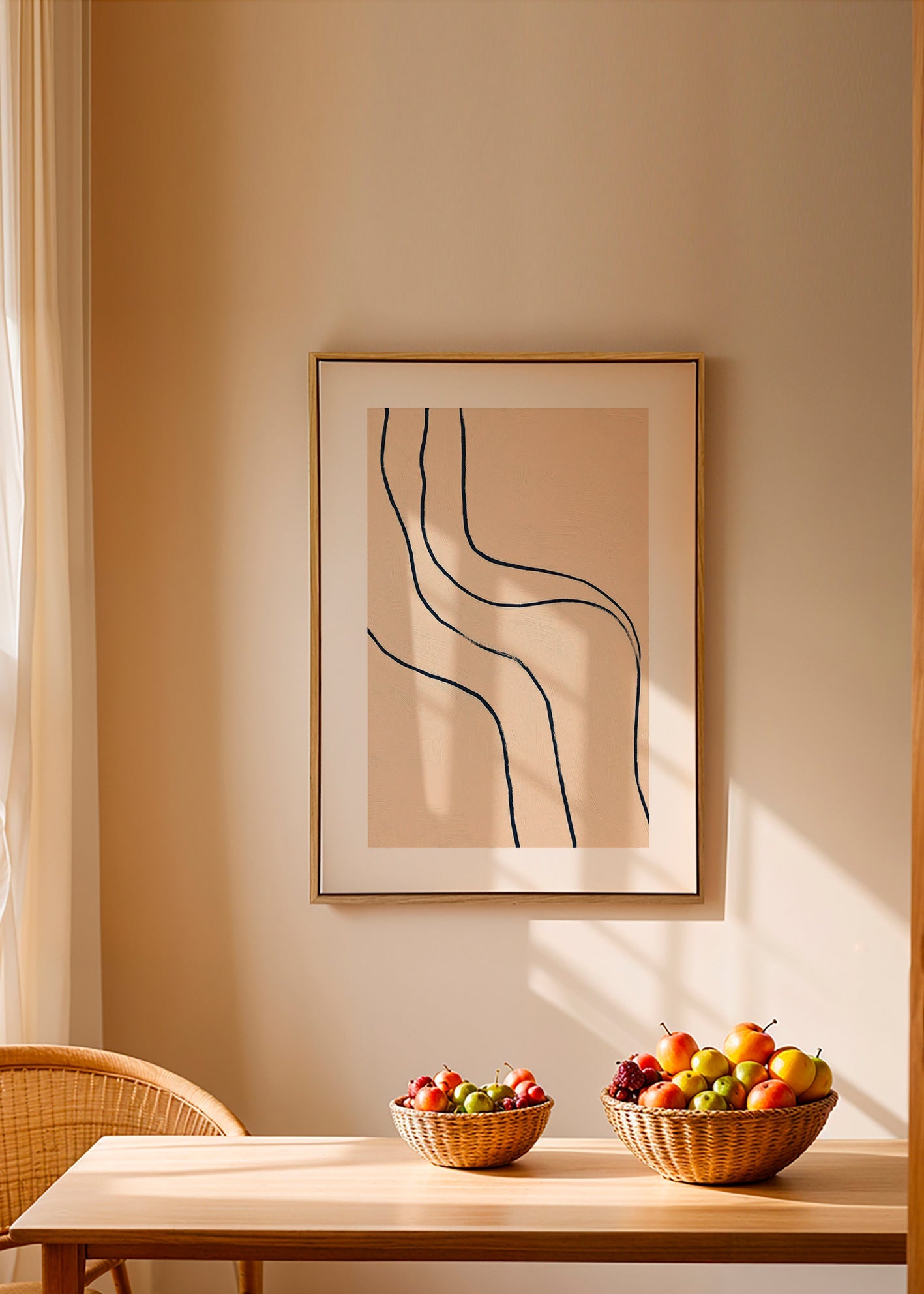 Minimalistisch kunstwerk met vloeiende lijnen op beige