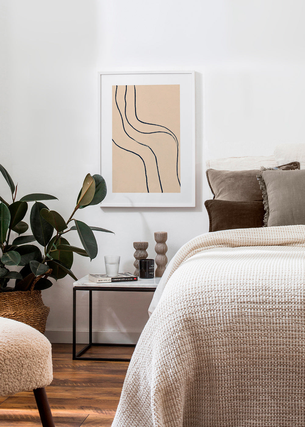 Minimalistisch kunstwerk met vloeiende lijnen op beige