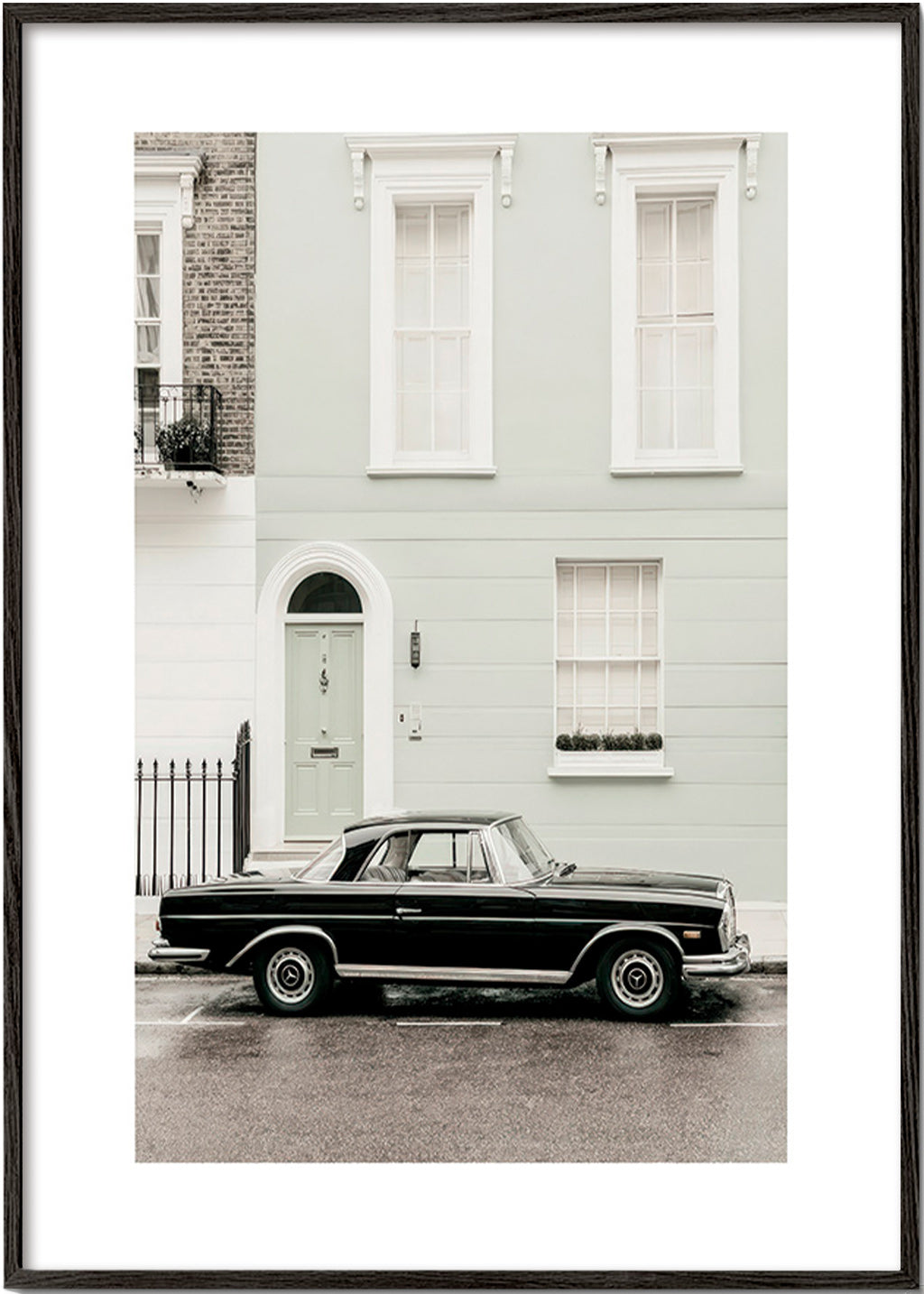 Vintage print klassieke auto bij stadsgevel