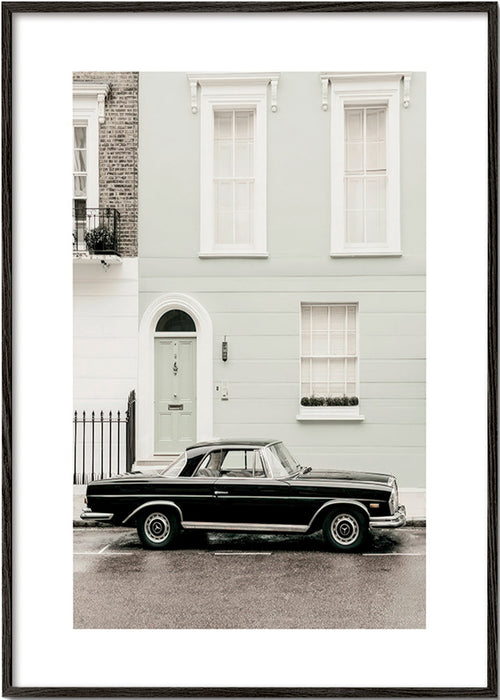 Vintage print klassieke auto bij stadsgevel