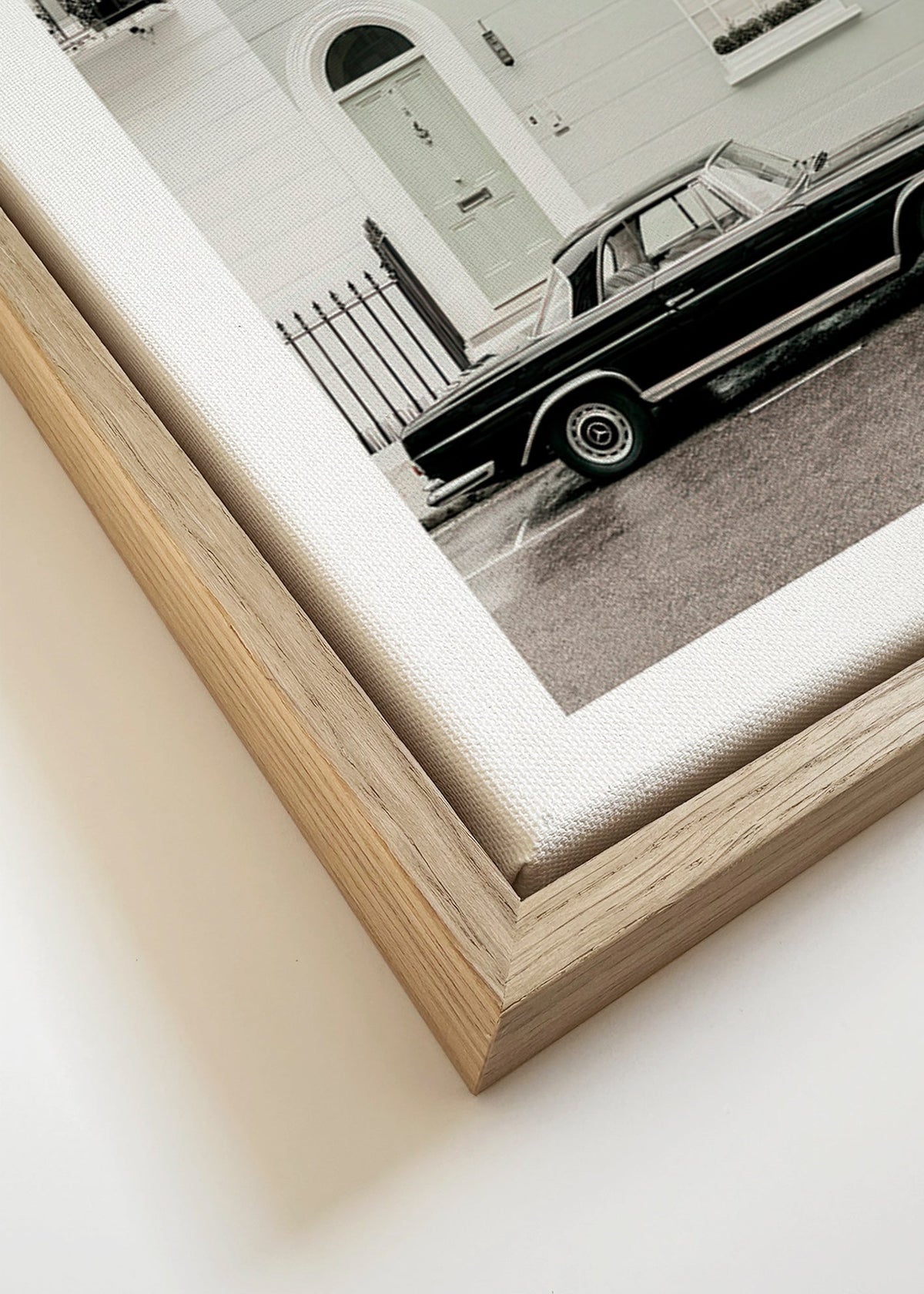 Vintage print klassieke auto bij stadsgevel