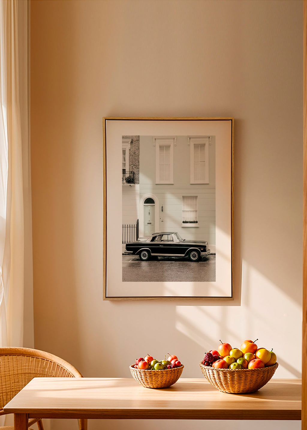 Vintage print klassieke auto bij stadsgevel