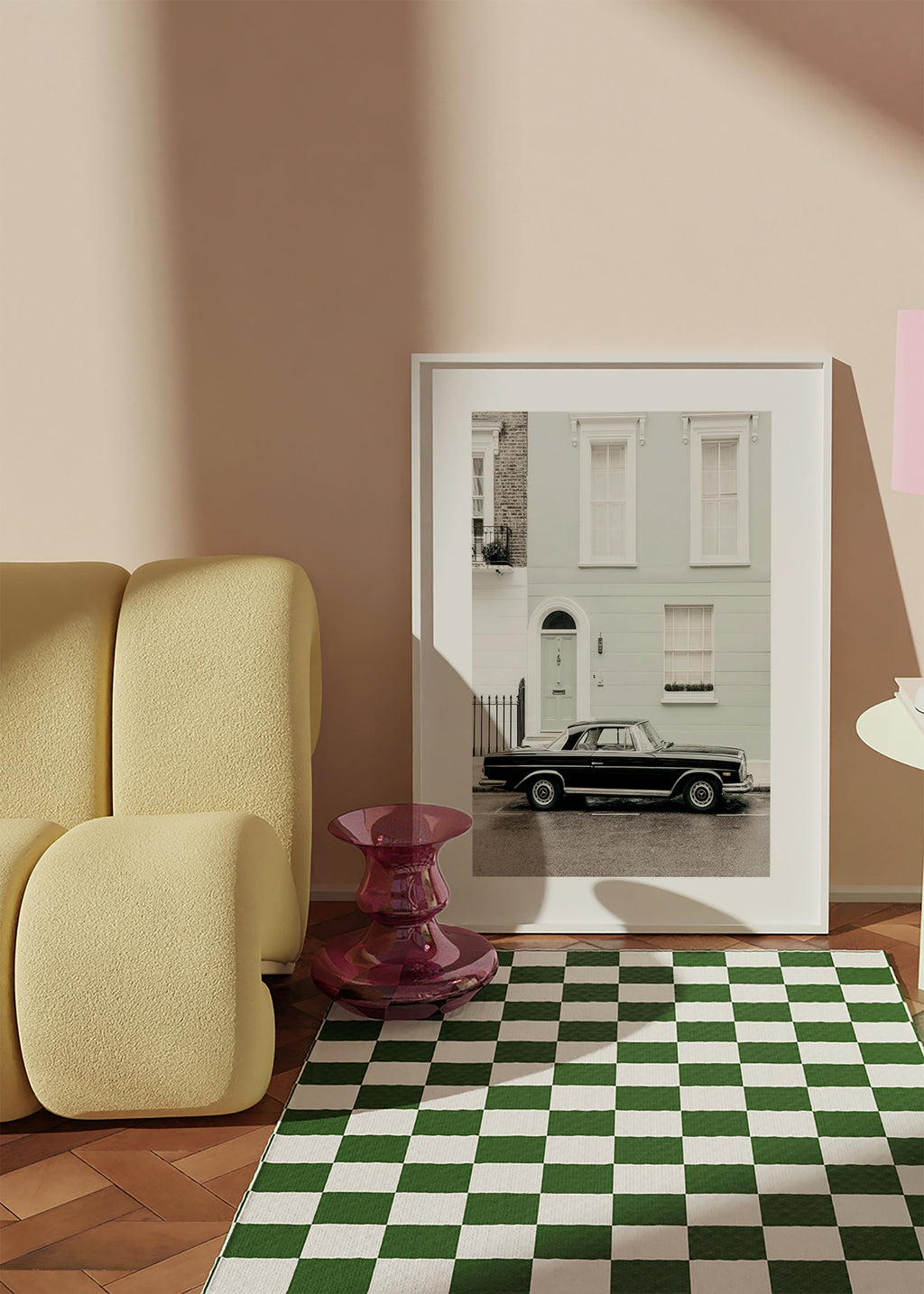 Vintage print klassieke auto bij stadsgevel