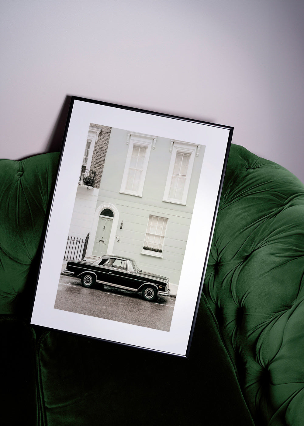 Vintage print klassieke auto bij stadsgevel