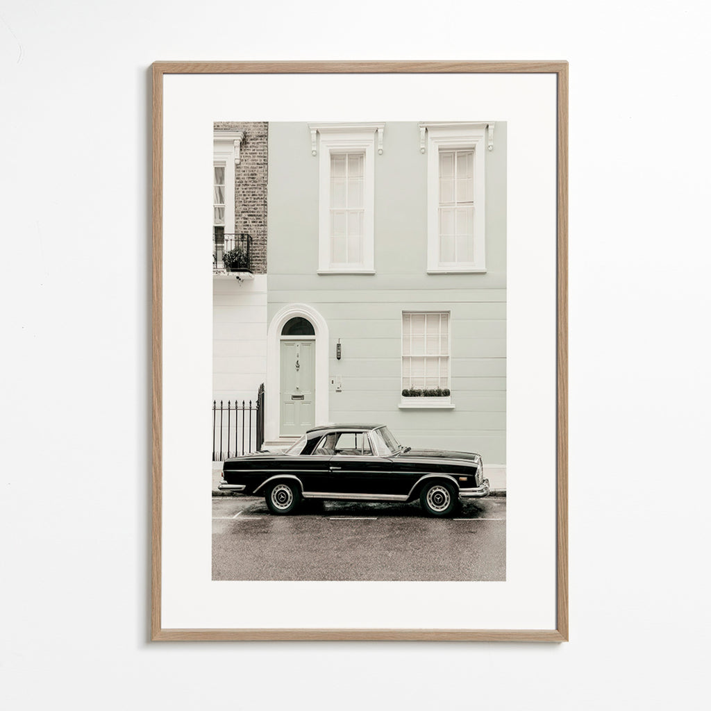Vintage print klassieke auto bij stadsgevel