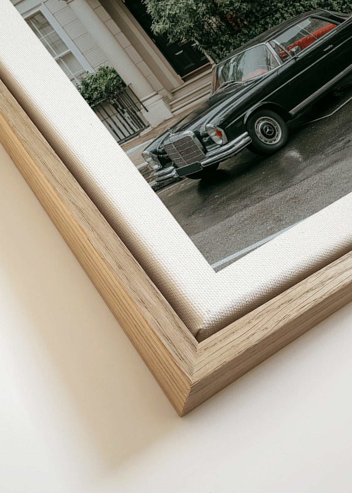 Straatfoto van een klassieke auto
