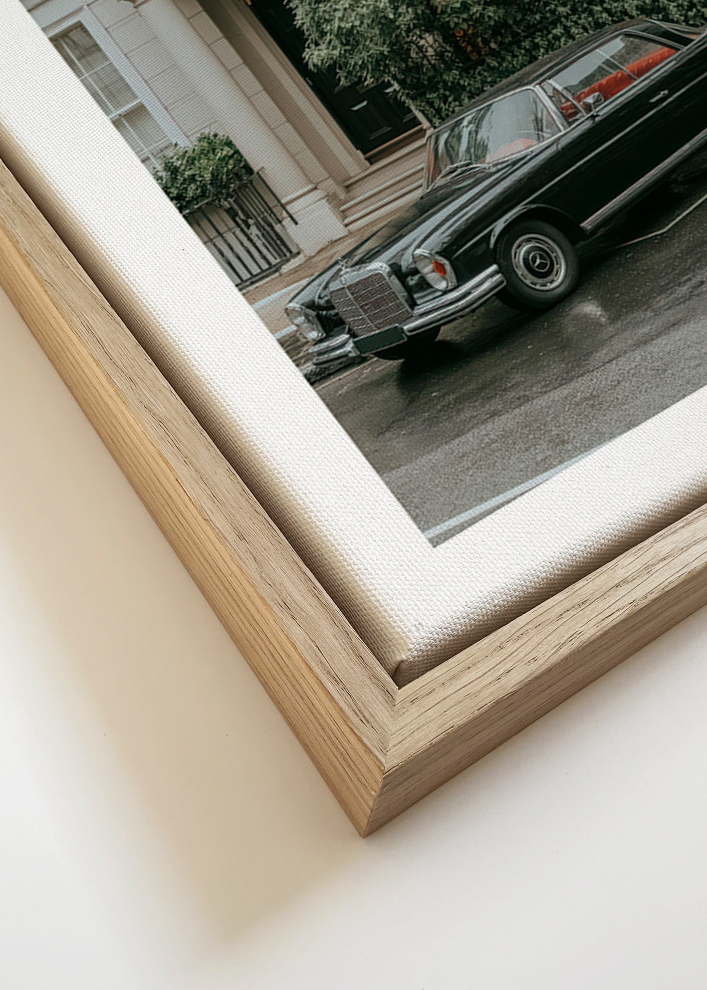 Straatfoto van een klassieke auto