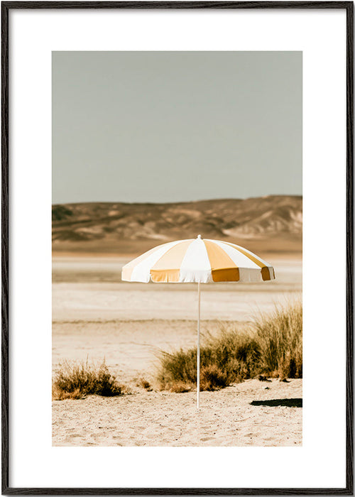 Landschap kunst met gestreepte strandparasol
