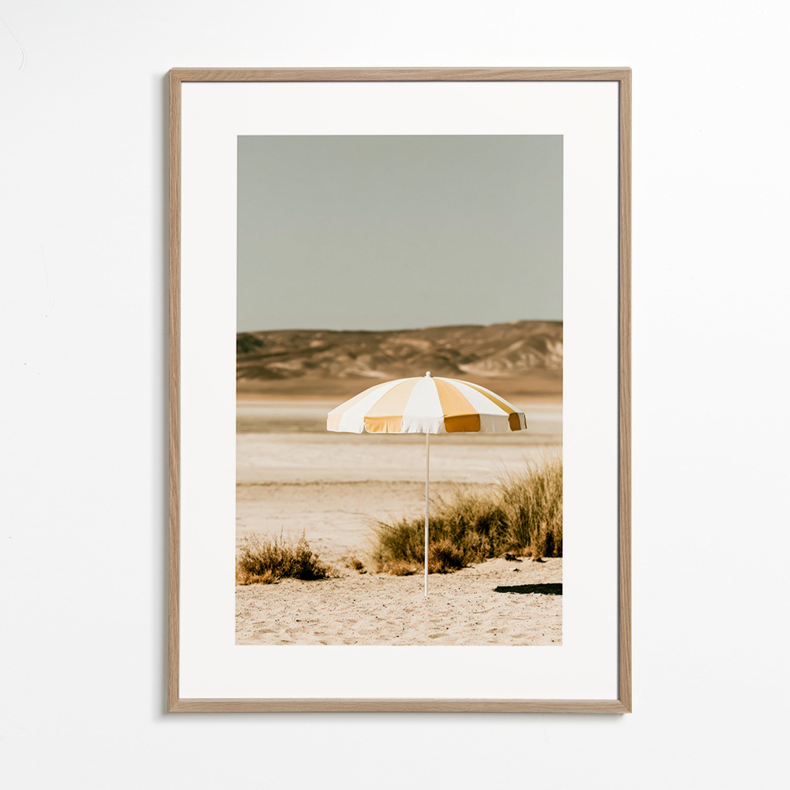 Landschap kunst met gestreepte strandparasol