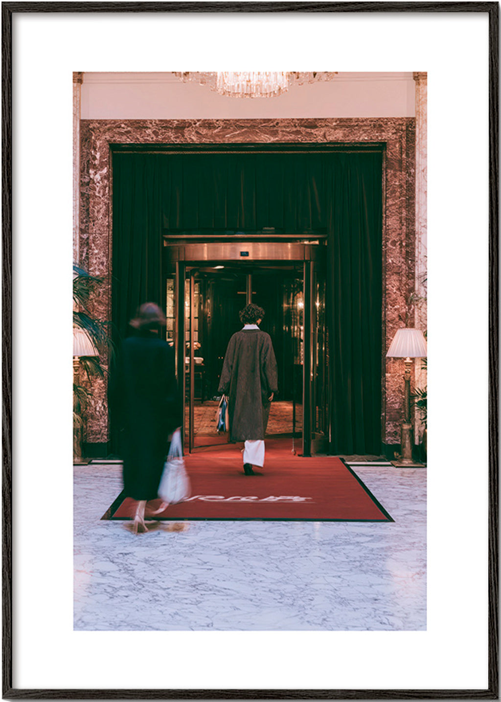Fotografie van hotelentree met rood tapijt