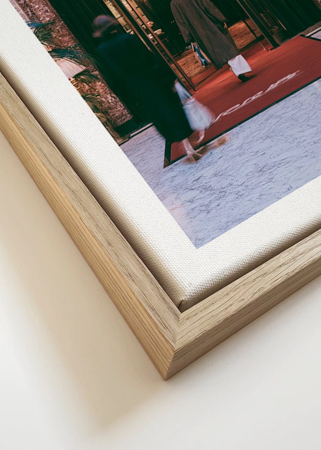 Fotografie van hotelentree met rood tapijt