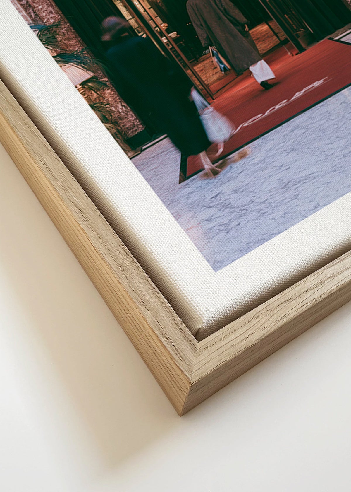 Fotografie van hotelentree met rood tapijt