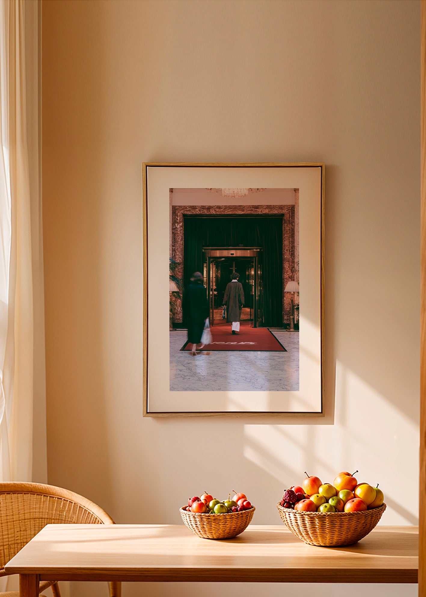 Fotografie van hotelentree met rood tapijt