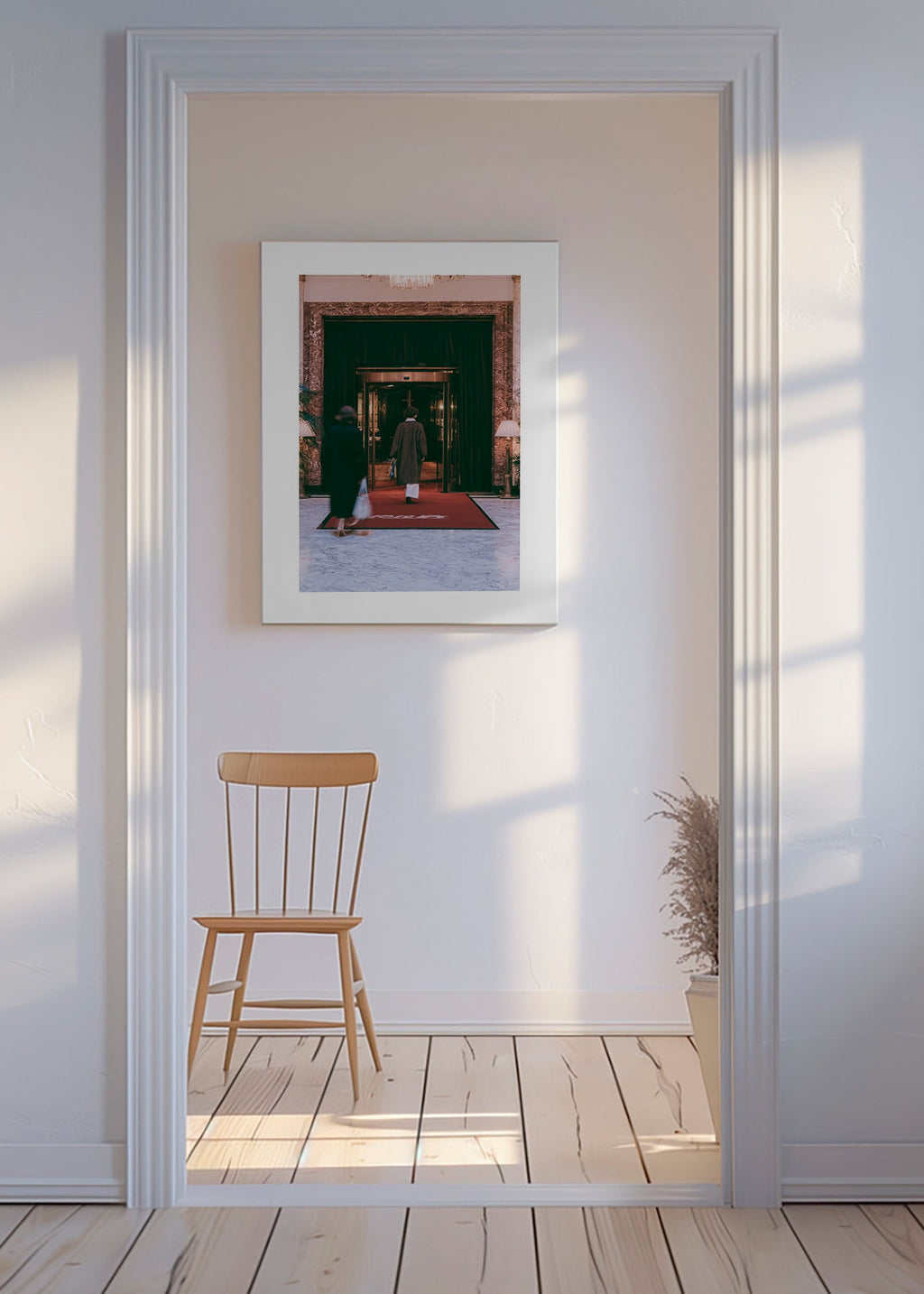 Fotografie van hotelentree met rood tapijt