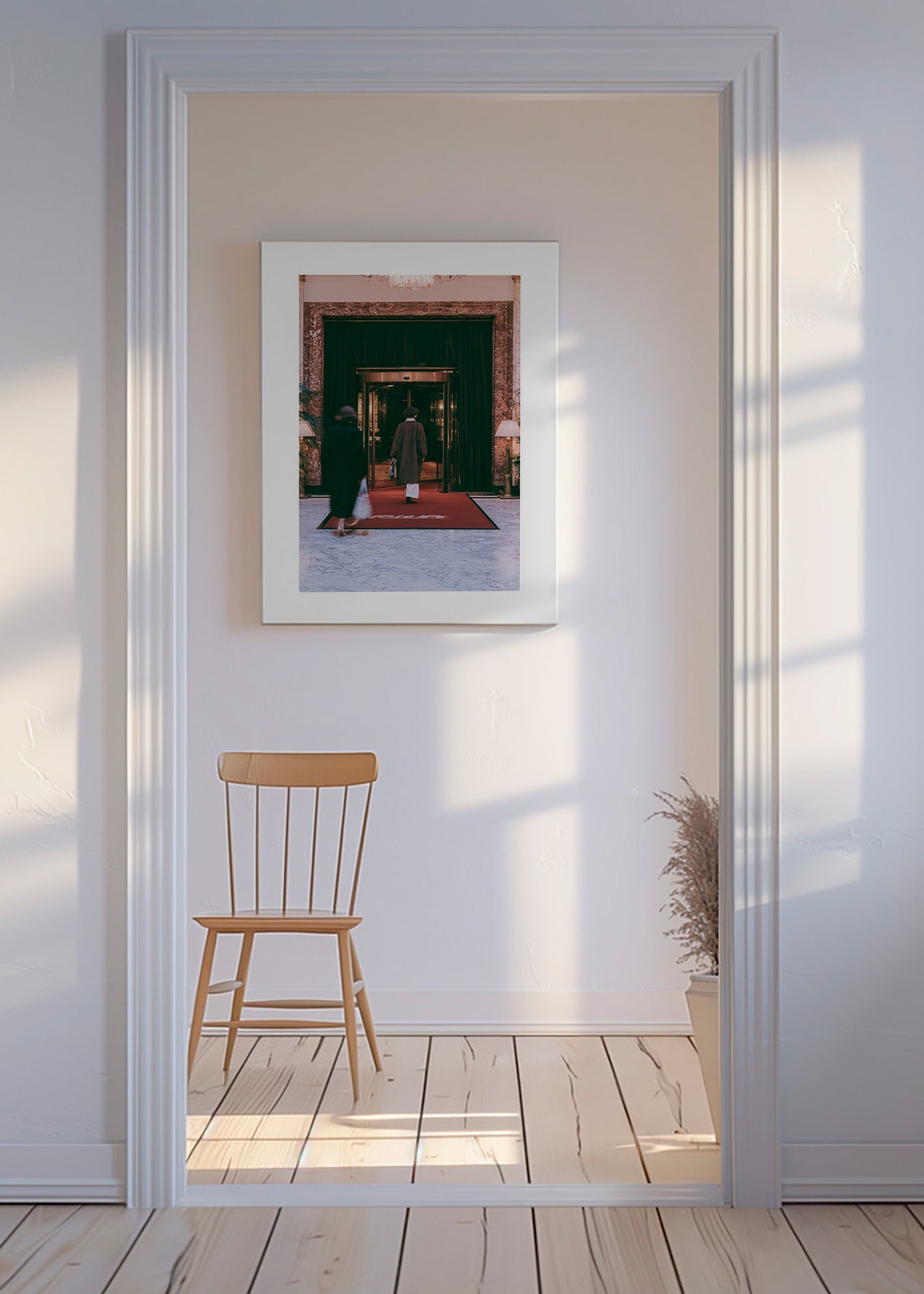 Fotografie van hotelentree met rood tapijt