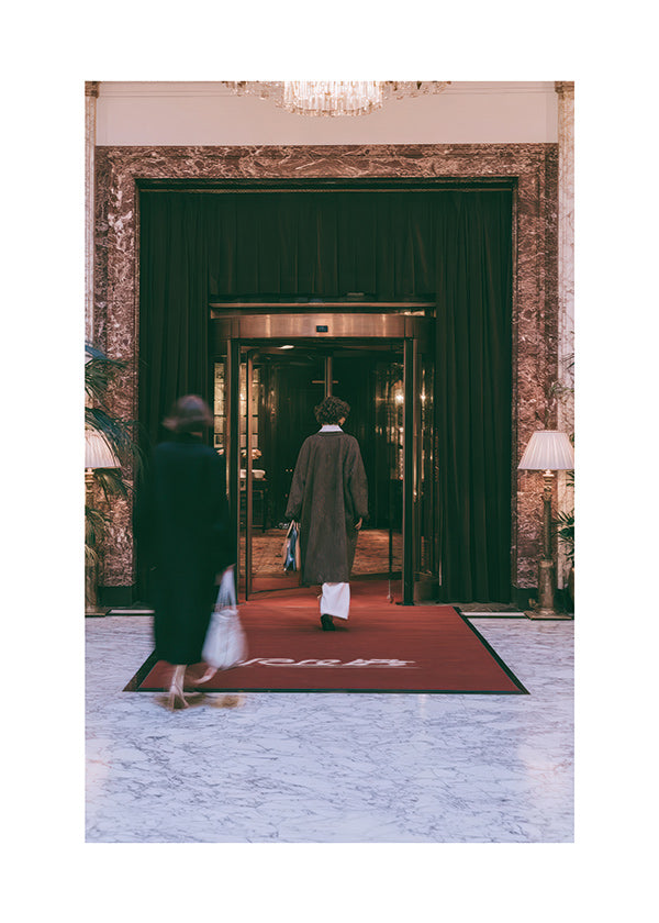 Fotografie van hotelentree met rood tapijt