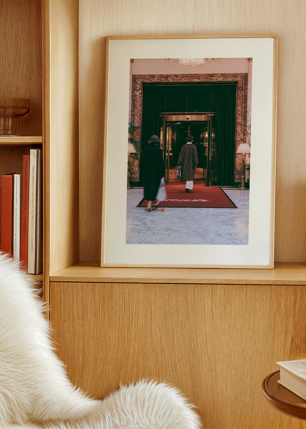 Fotografie van hotelentree met rood tapijt