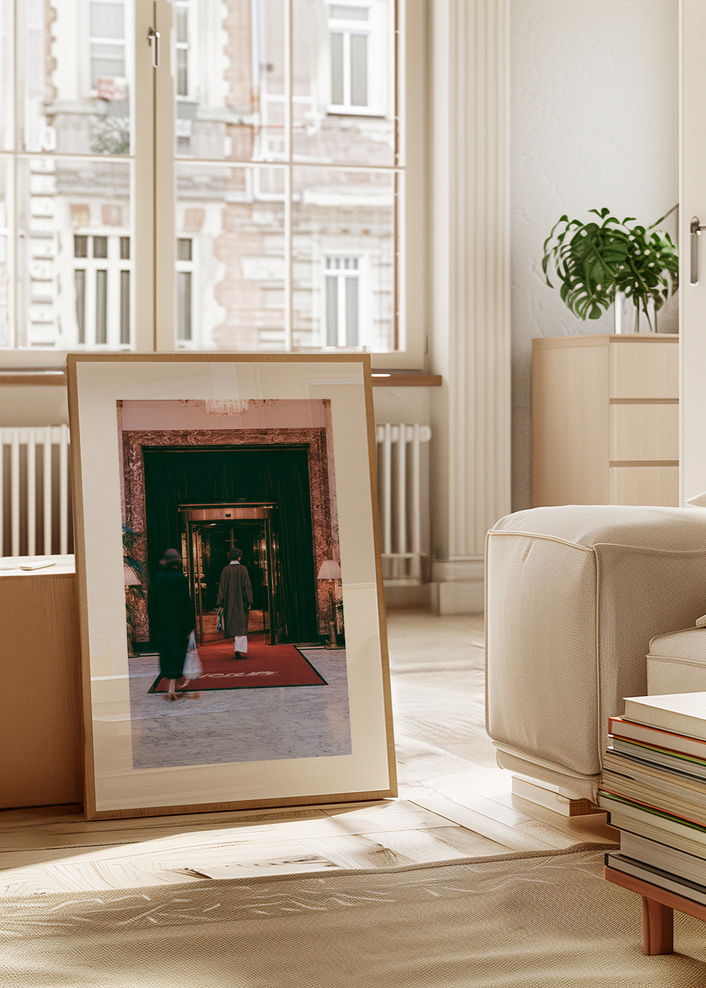 Fotografie van hotelentree met rood tapijt