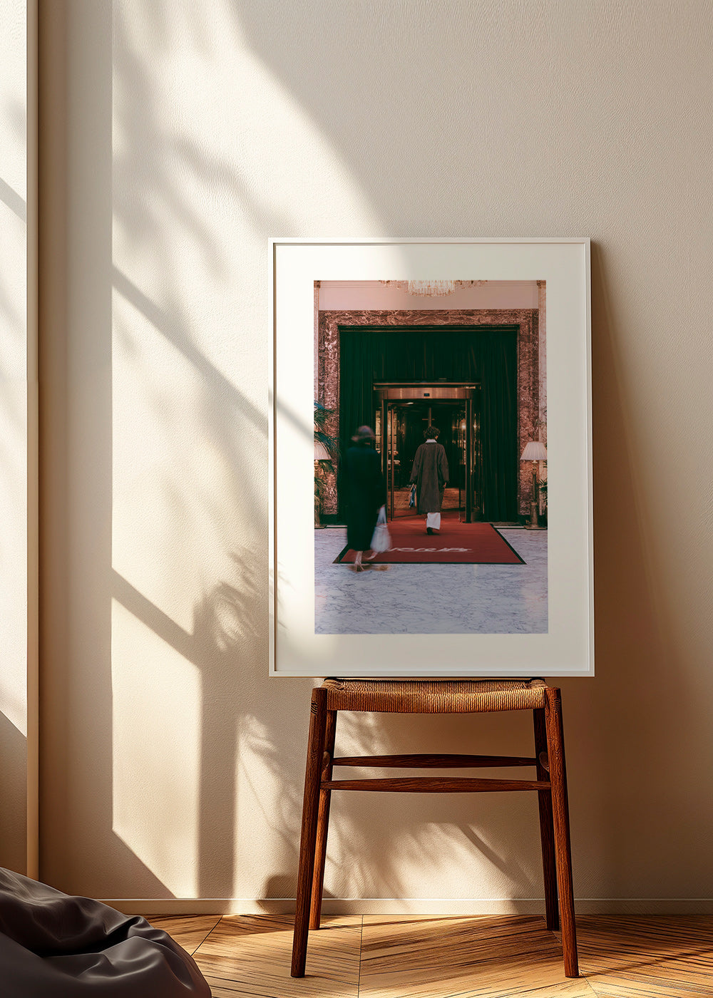 Fotografie van hotelentree met rood tapijt